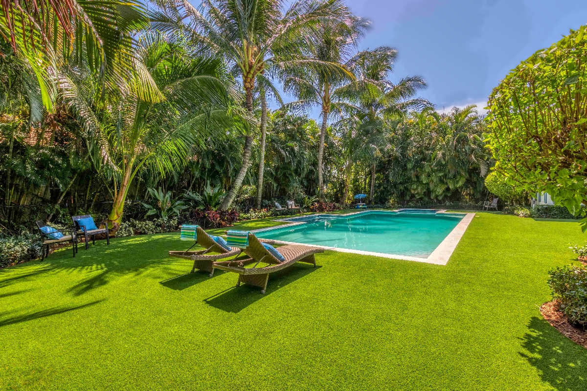 big-bully-turf-artificial-grass-installation-backyard-pool-pet-friendly