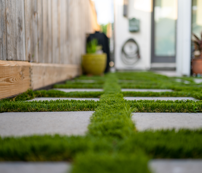 big-bully-turf-close-up-pavers-artificial-grass